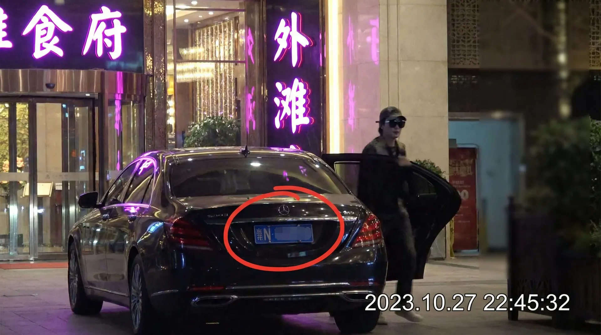 国奥体育官网 - 豪车餐厅外偷拍